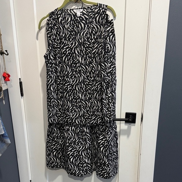Nine West Dresses & Skirts - Nine West Set - Midi Skirt with Slit and V Neck Sleeveless Shell Top Medium EUC